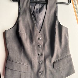 Suit vest in perfect excellent condition.